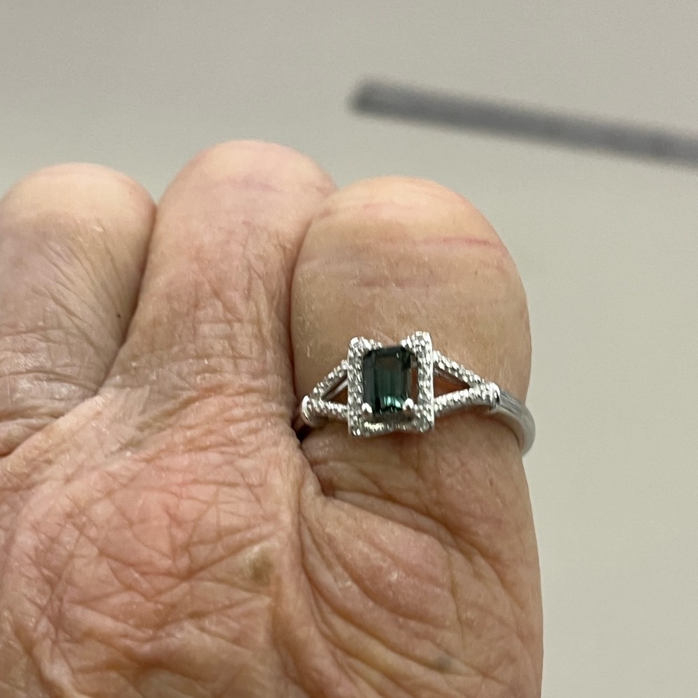 Sophisticated Green Emerald and Sterling Silver Ring with Emerald-Cut Gemstone - Picture 4 of 7
